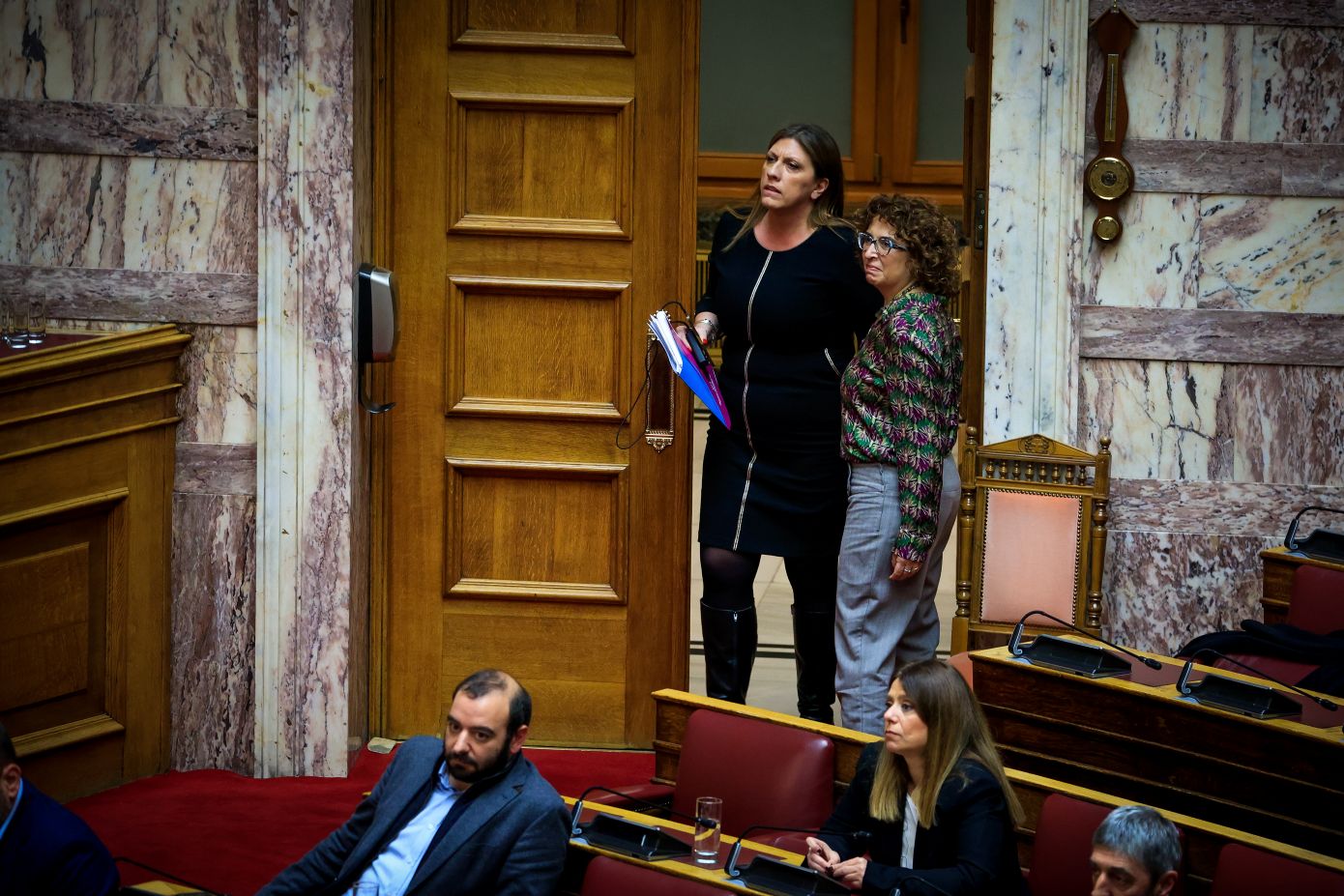 Άγριος καβγάς Κωνσταντοπούλου – Λαμπρούλη στη Βουλή: «Την τύφλα σας δεν ξέρετε» – «Κατεβείτε από το βήμα»