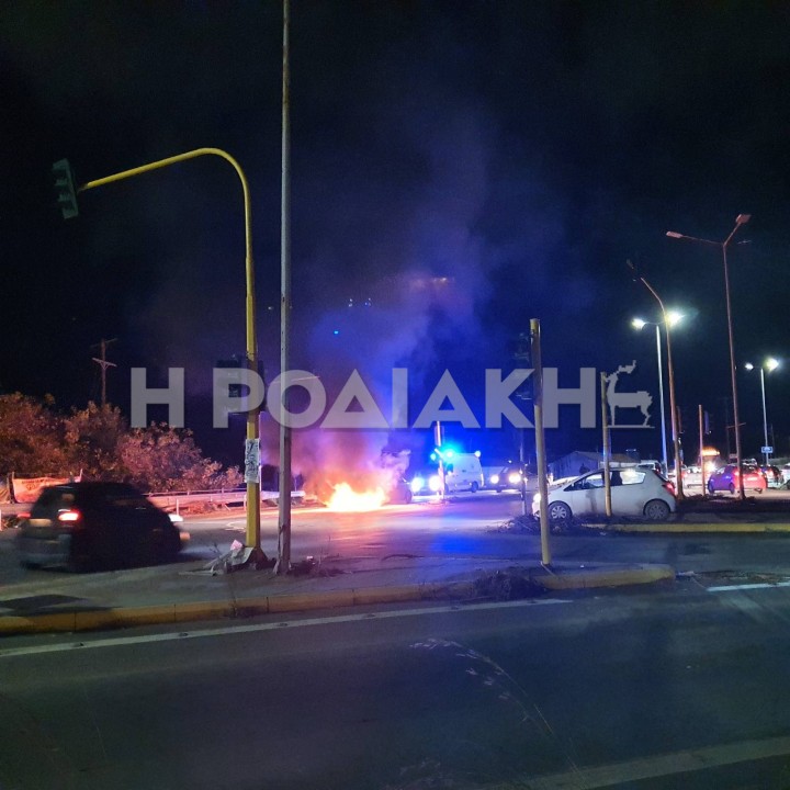 Αυτοκίνητο τυλίχθηκε στις φλόγες εν κινήσει στη Ρόδο – Βίντεο