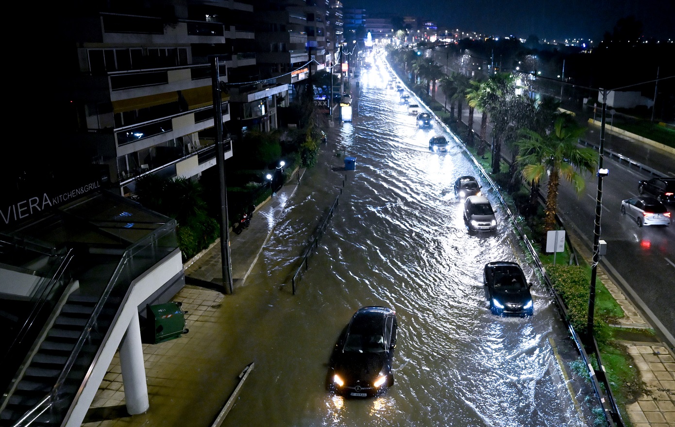 Κλειστοί δρόμοι, πτώσεις δέντρων, πλημμυρισμένα υπόγεια – Πού εντοπίζονται τα μεγαλύτερα προβλήματα από την κακοκαιρία