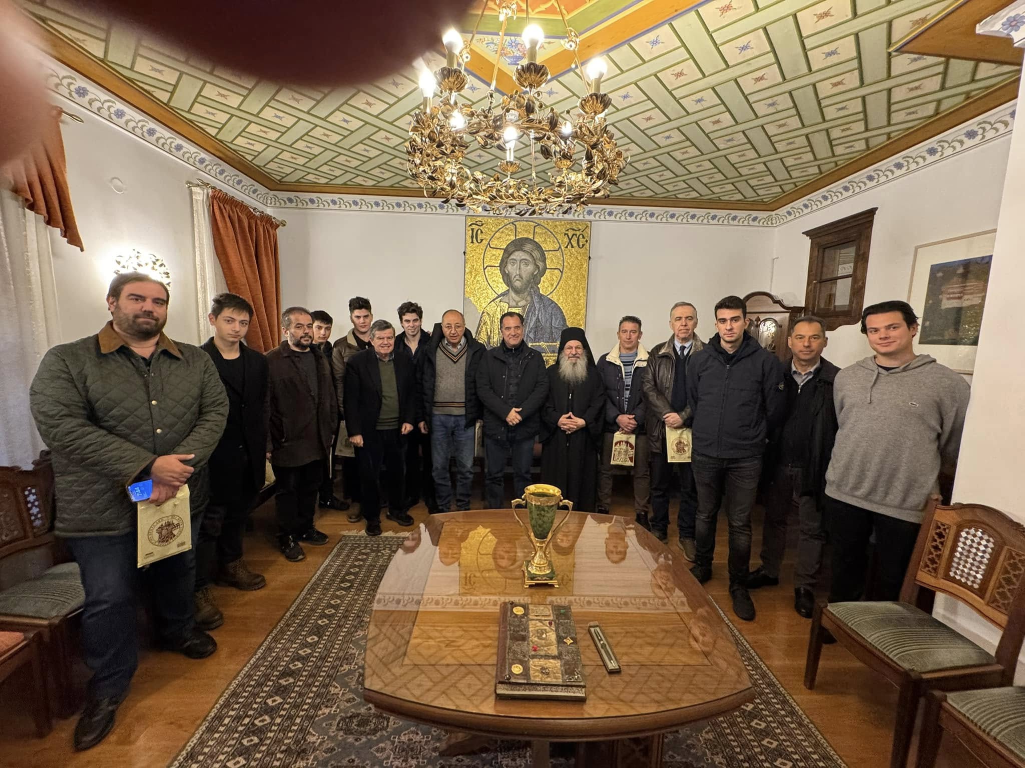 Η επίσκεψη του Άδωνι Γεωργιάδη στο Άγιο Όρος με τους γιους του – «Ήθελα να θυμούνται ότι πρώτα ήρθαν με τον πατέρα τους»