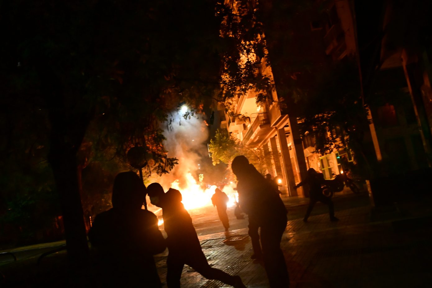Επέτειος Γρηγορόπουλου: Επεισόδια στα Εξάρχεια μετά το τέλος της πορείας &#8211; Μολότοφ, χημικά και φωτιές σε κάδους