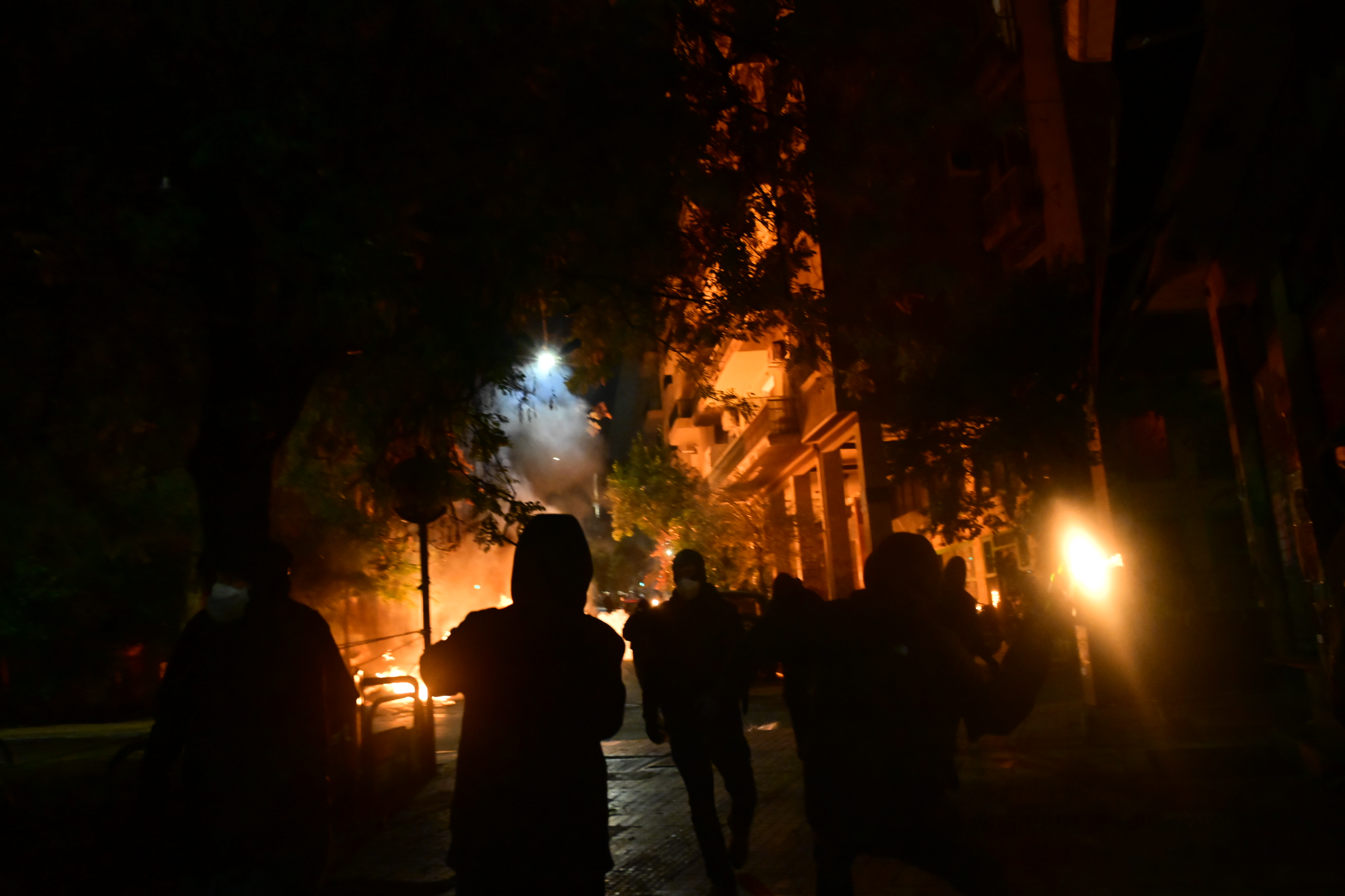 Σε πεδίο μάχης μετατράπηκαν τα Εξάρχεια τα ξημερώματα της Κυριακής – Άγνωστοι επιτέθηκαν με μολότωφ σε αστυνομικούς