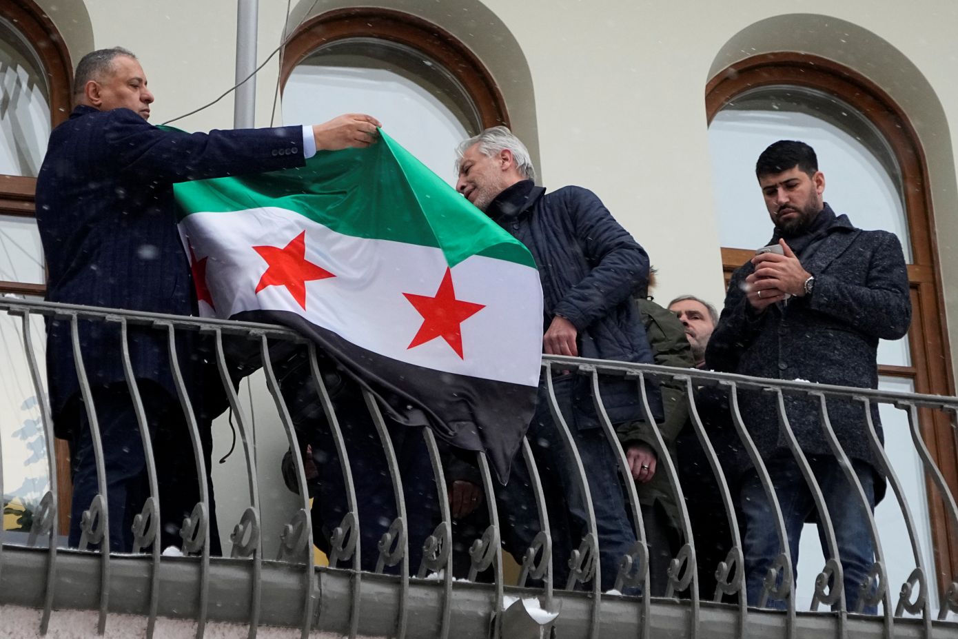 Η σημαία των ανταρτών υψώθηκε στη συριακή πρεσβεία στη Μόσχα &#8211; «Η πρεσβεία είναι ανοικτή και λειτουργεί κανονικά»