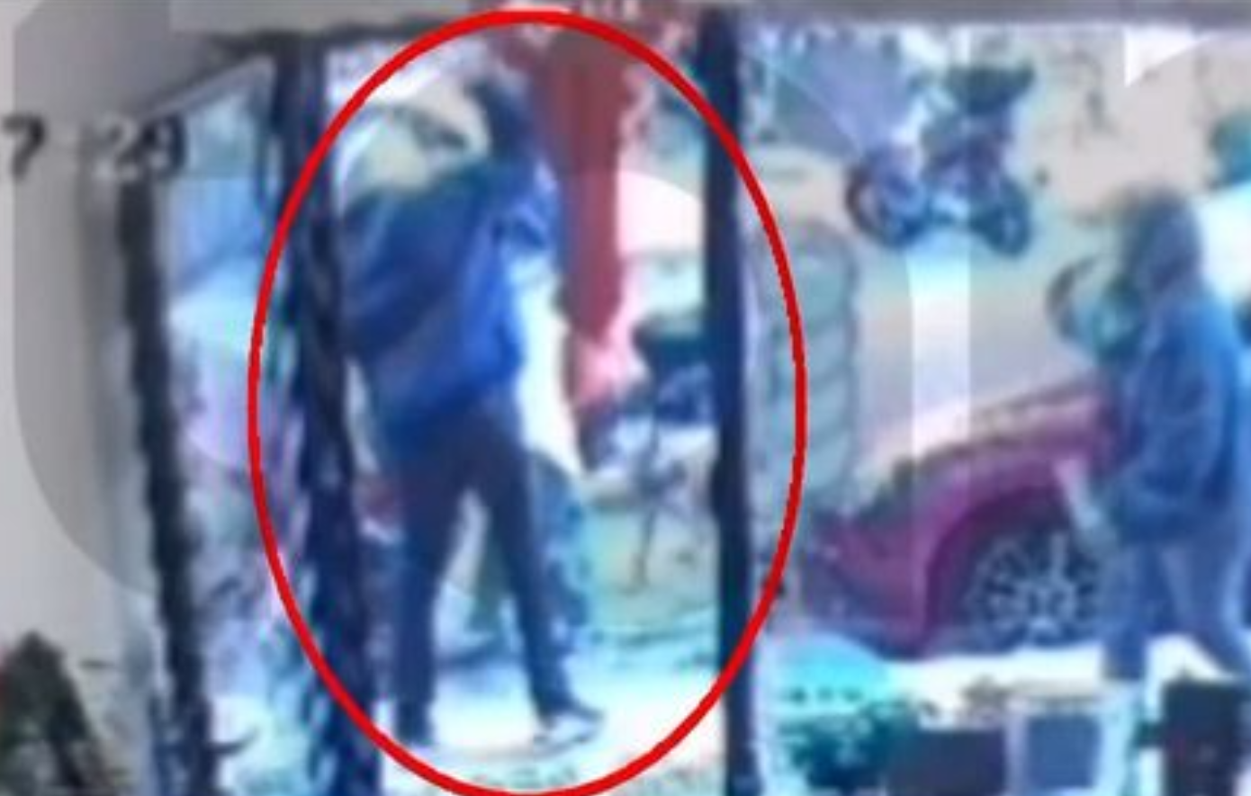 Βίαια, μπροστά σε κόσμο χτυπούσε με λοστό την 29χρονη στα Εξάρχεια ο Παλαιστίνιος