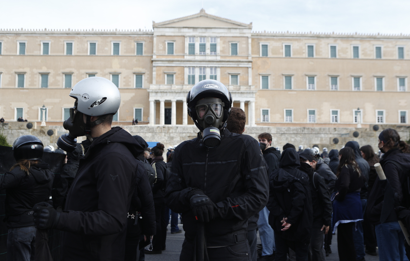 Επέτειος δολοφονίας Γρηγορόπουλου: 58 προσαγωγές και δύο συλλήψεις στα Προπύλαια μετά από αστυνομικούς ελέγχους
