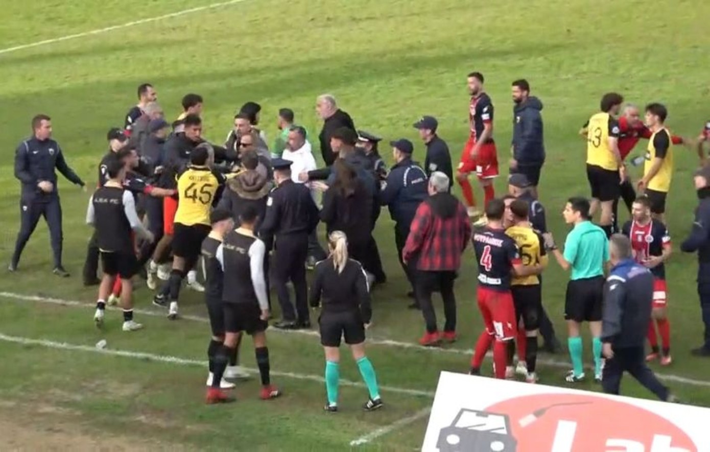 Super League 2: Μεγάλη σύρραξη και κόκκινες κάρτες στο φινάλε του Ηλιόπουλη – ΑΕΚ Β’