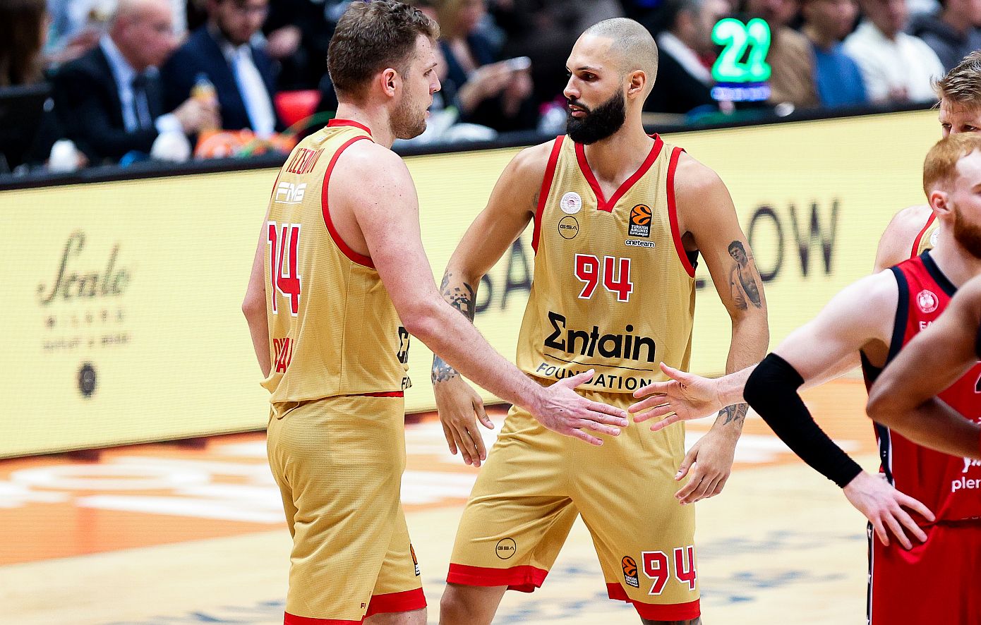 Αρμάνι – Ολυμπιακός 83-84: Απόδραση από το Μιλάνο με εκπληκτικούς Βεζένκοφ, Φουρνιέ και Πίτερς