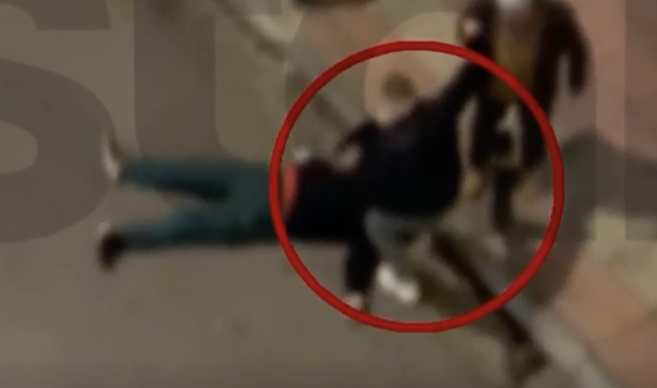 Άγριος ξυλοδαρμός 58χρονου στο κέντρο της Αθήνας: 35χρονος τον χτυπά με μπουνιές και κλοτσιές – Σκληρές εικόνες