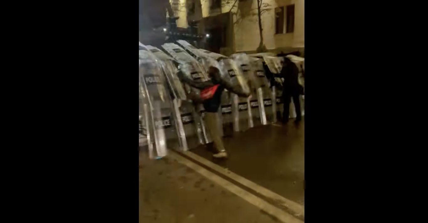 Διαδηλώτρια προσπάθησε να σπάσει τον αστυνομικό κλοιό στη Γεωργία κλοτσώντας ασπίδες – «Με φοβάστε;»