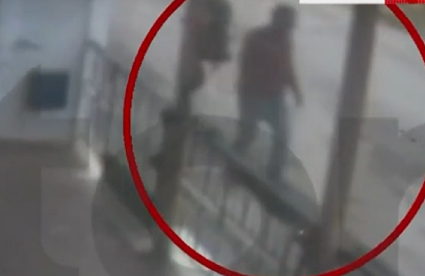 Άνδρας επιτέθηκε με μαχαίρι σε γυναίκα στο Μενίδι για να τη ληστέψει – Βίντεο ντοκουμέντο