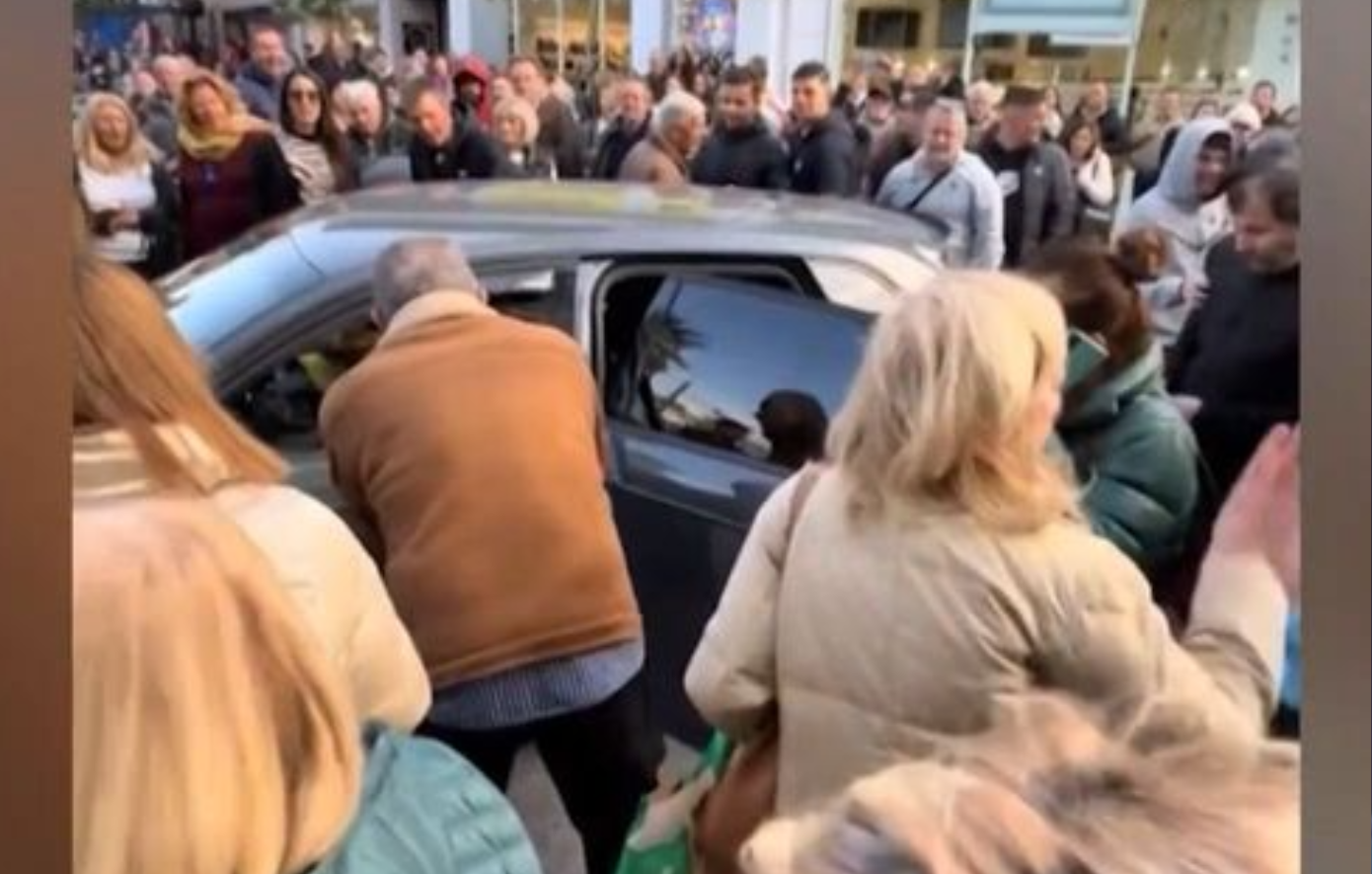 «Πήγα με την κοπέλα μου βόλτα και τα 5 λεπτά έγιναν μισή ώρα» &#8211; Τι είπε ο οδηγός που πάρκαρε στη μέση δρόμου στο Χαλάνδρι
