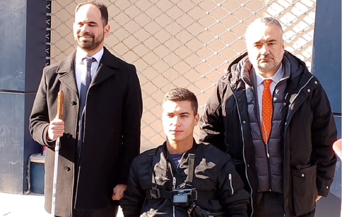 «Γολγοθάς» για τα ΑμεΑ η πρόσβαση στο Περιφερειακό Πρωτοδικείο Αθηνών – Ούτε ράμπα, ούτε ανελκυστήρας για τα αμαξίδια