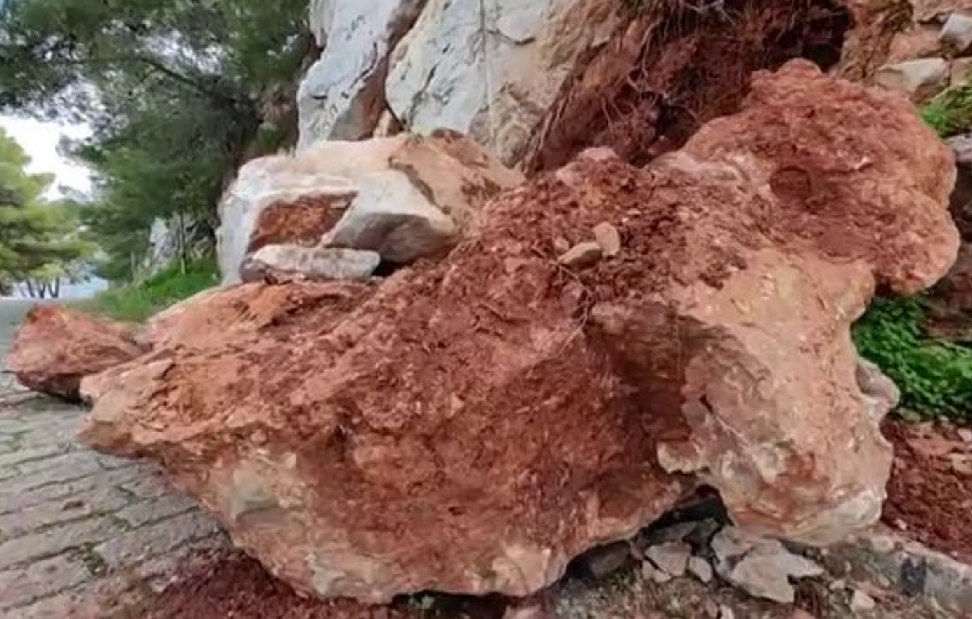 Αποκολλήθηκε βράχος στην Ακροναυπλία – Δείτε βίντεο