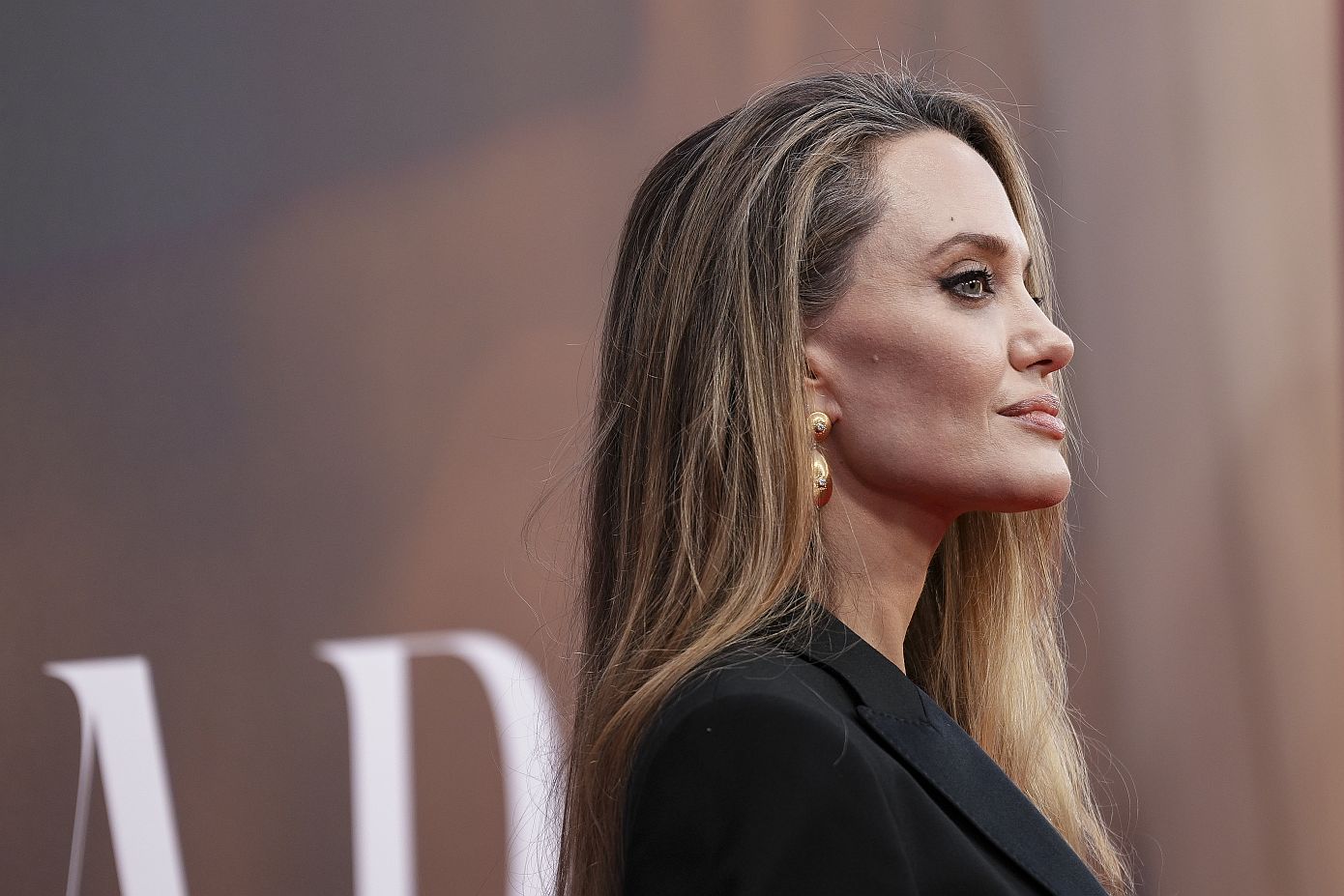 Η Αngelina Jolie εμφανίστηκε ξυπόλυτη στην τηλεόραση και αναπόφευκτα επικεντρωθήκαμε στο πεντικιούρ της