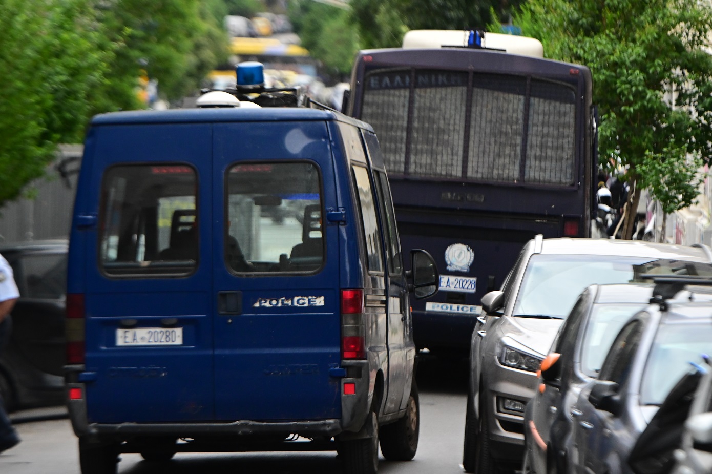Σε εξέλιξη μεγάλη αστυνομική επιχείρηση για εκβιασμούς, εκρήξεις, όπλα και ναρκωτικά – 23 συλλήψεις