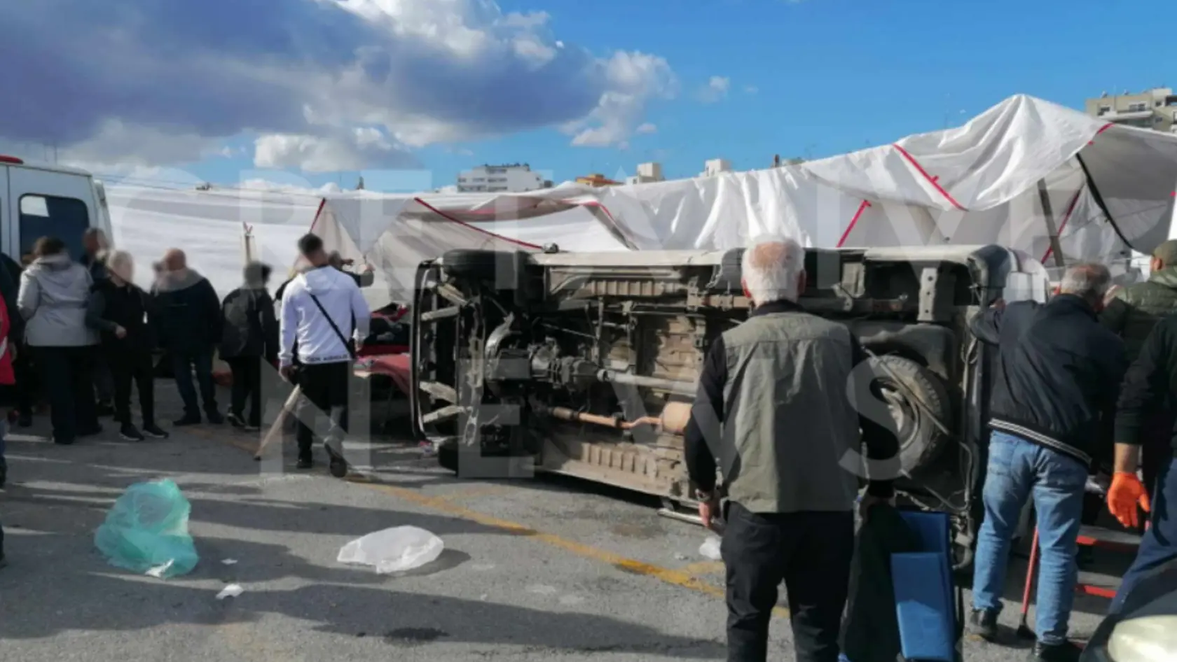 Απίστευτες εικόνες σε λαϊκή αγορά στην Κρήτη – Ο αέρας σήκωσε και τούμπαρε φορτηγό που έπεσε σε πάγκους