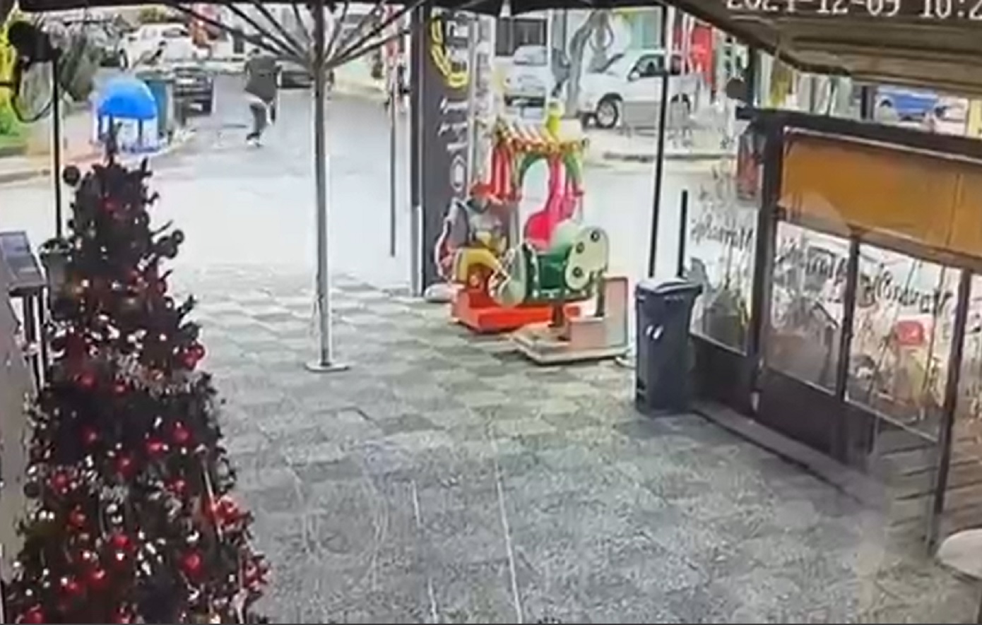 Βίντεο-ντοκουμέντο από την εκτέλεση στη Γλυφάδα: Ο δράστης στοχεύει και πυροβολεί ανάμεσα σε περαστικούς που τρέχουν
