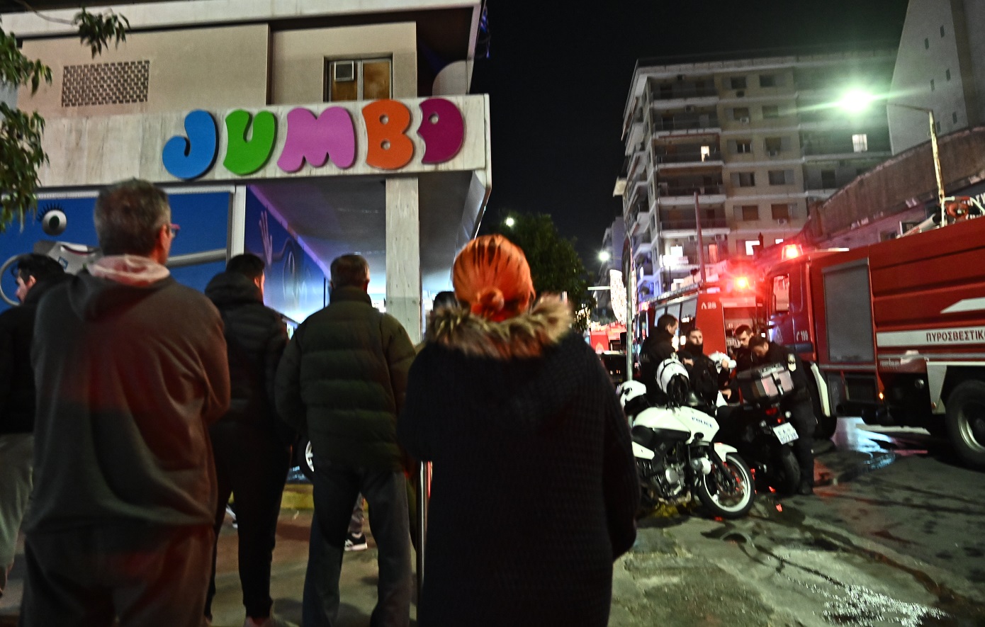 Μεγάλη φωτιά σε κατάστημα Jumbo στον Πειραιά