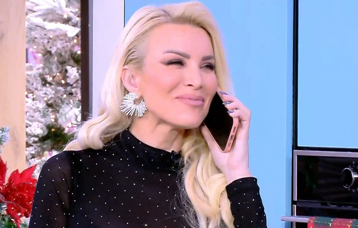 Η Καινούργιου απάντησε «on air» στο τηλεφώνημα του συντρόφου της: «Έχω εκπομπή, δεν με έχεις δει ποτέ; Είμαι στον αέρα»