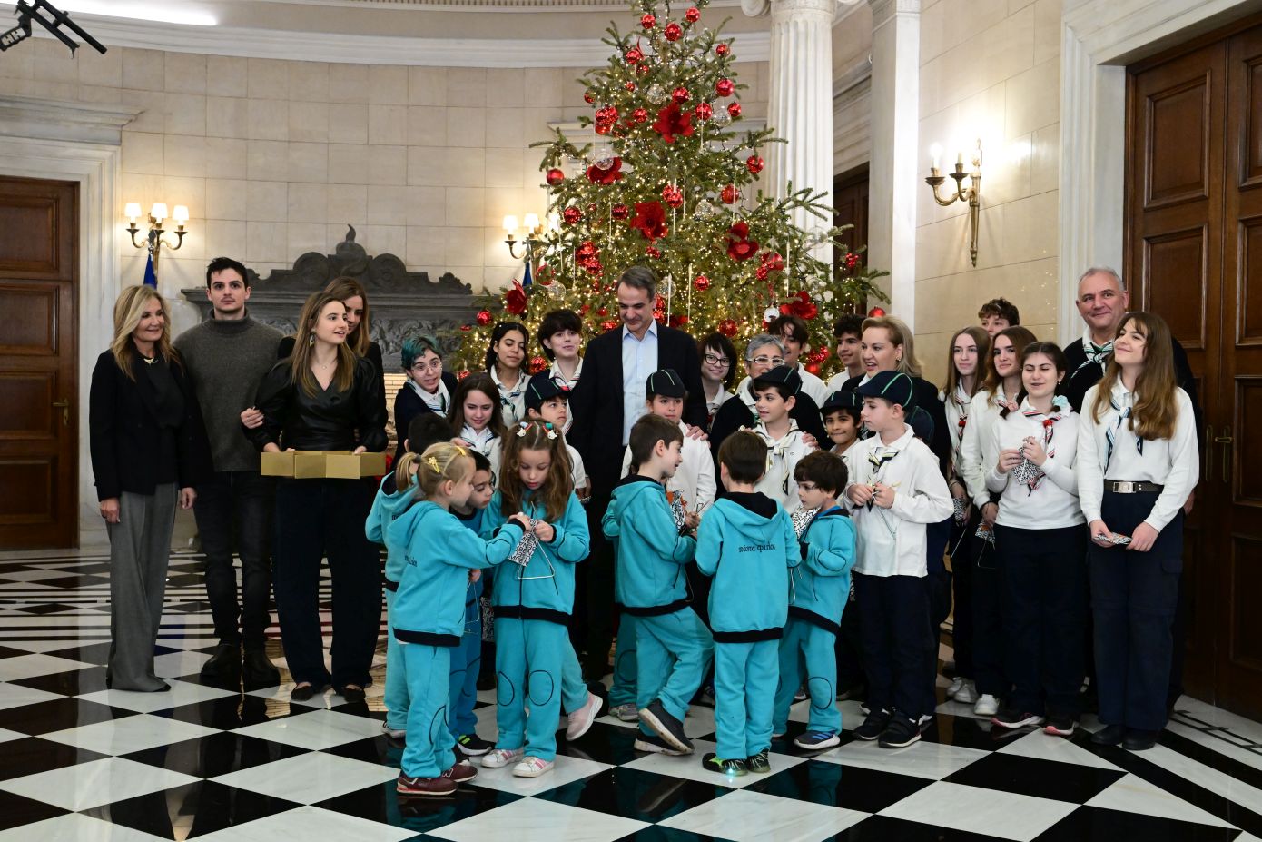 Ο Κυριάκος Μητσοτάκης άκουσε τα κάλαντα με την οικογένειά του στο Μέγαρο Μαξίμου – Βίντεο και φωτογραφίες