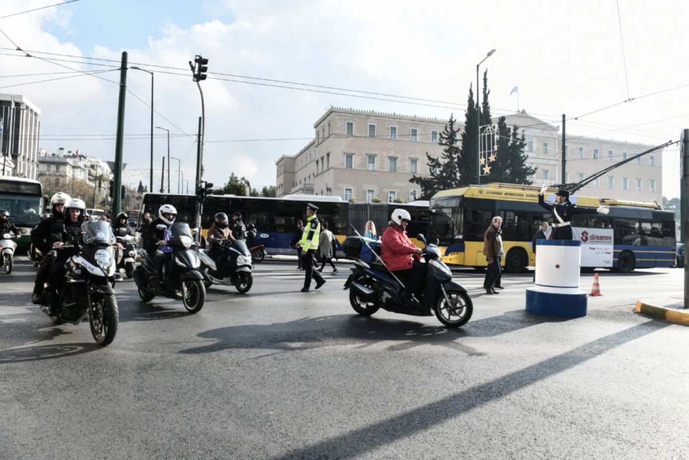 Νέα δεδομένα για τους μοτοσικλετιστές: Τι προβλέπει ο νέος ΚΟΚ για ηλεκτρονικά πρόστιμα, όρια ταχύτητας και κράνος