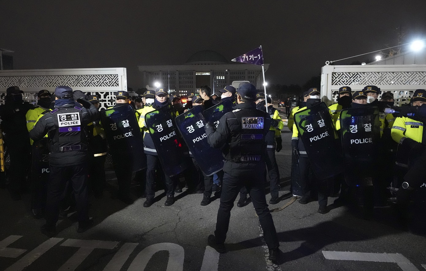 Σε «φιάσκο» εξελίσσεται ο στρατιωτικός νόμος στη N. Κορέα: Βουλευτές και διαδηλωτές έδιωξαν τον στρατό από το Κοινοβούλιο