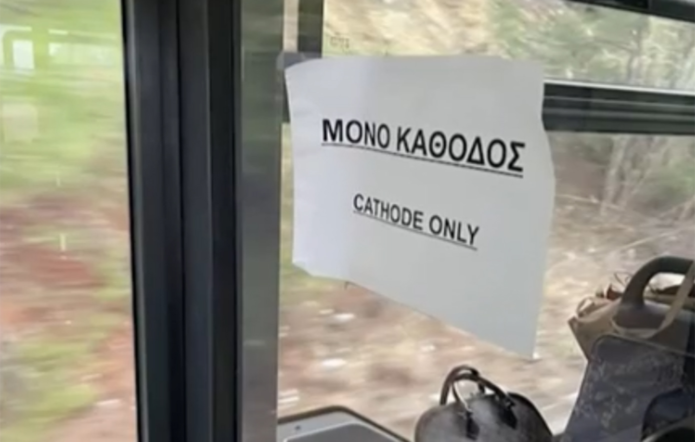 Viral επιγραφή σε ελληνικό λεωφορείο – «Cathode only»