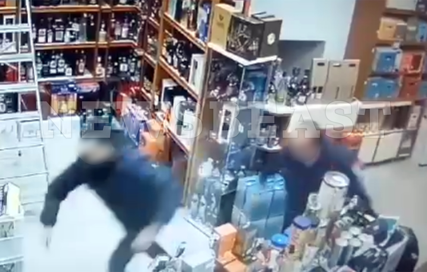 Ιδιοκτήτης καταστήματος έκανε τον ληστή με το μαχαίρι να το βάλει στα πόδια – Αποκαλυπτικά βίντεο από τη δράση του 25χρονου