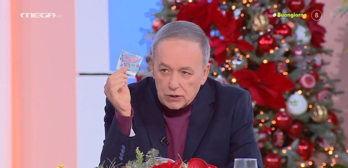 O Ανδρέας Μικρούτσικος είπε τα κάλαντα στη Βίκυ Παγιατάκη και του έδωσε 20 ευρώ