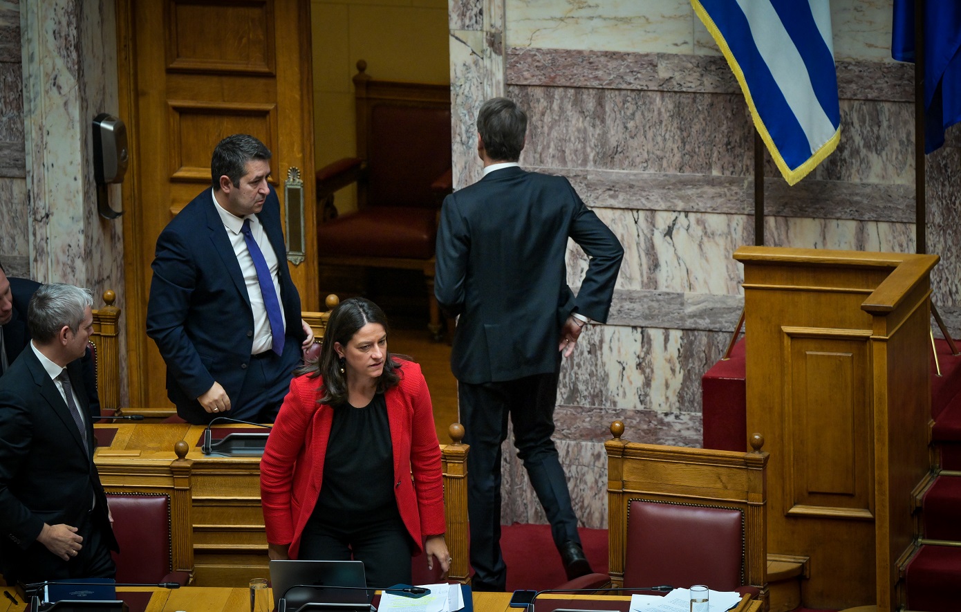 Αποχώρησε από τη Βουλή λόγω μέσης ο Κυριάκος Μητσοτάκης: «Συντόμευσε την ομιλία του, επειδή αισθάνθηκε οξύ πόνο»