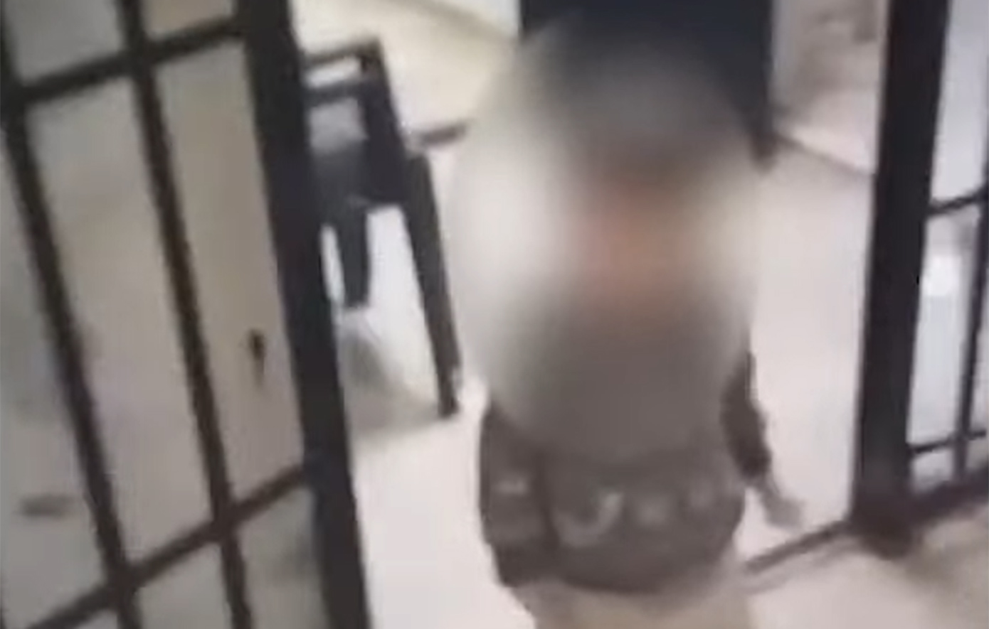 Η συγκλονιστική στιγμή που παιδί βγαίνει από κελί σκληρής φυλακής του Άσαντ