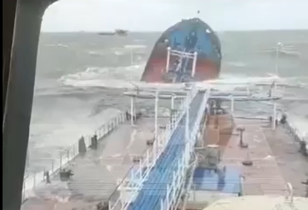 Δύο ρωσικά τάνκερ βυθίστηκαν εξαιτίας της σφοδρής κακοκαιρίας στη θάλασσα του Κερτς – Το ένα κόπηκε στη μέση