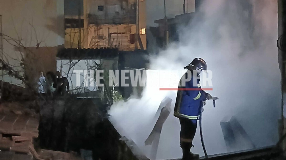 Φωτιά σε σπίτι στον Βόλο – Μεγάλη κινητοποίηση της Πυροσβεστικής, δίνει μάχη με τις φλόγες