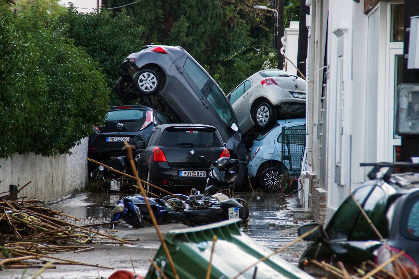 Κακοκαιρία Bora με ισχυρές βροχές και καταιγίδες και σήμερα – 3.024 κλήσεις στην Πυροσβεστική για παροχή βοήθειας