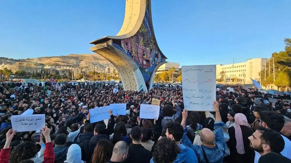Συρία: «Δεν υπάρχει ελεύθερο έθνος χωρίς ελεύθερες γυναίκες» φώναζαν διαδηλωτές υπέρ  των δικαιωμάτων των γυναικών