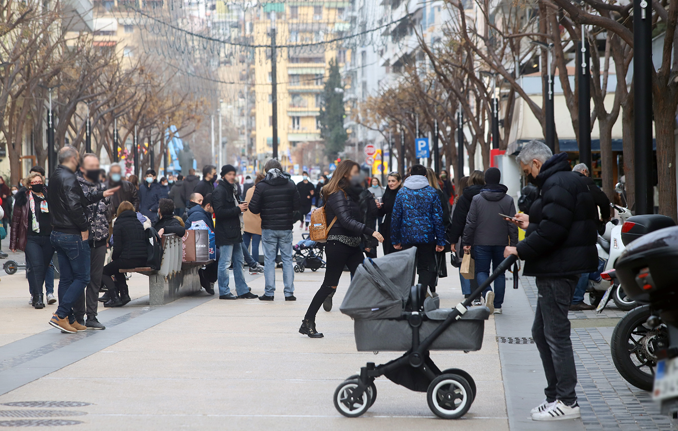 Αγορές της τελευταίας στιγμής στο κέντρο της Θεσσαλονίκης – Την τιμητική τους έχουν τα μελομακάρονα «Ντουμπάι»