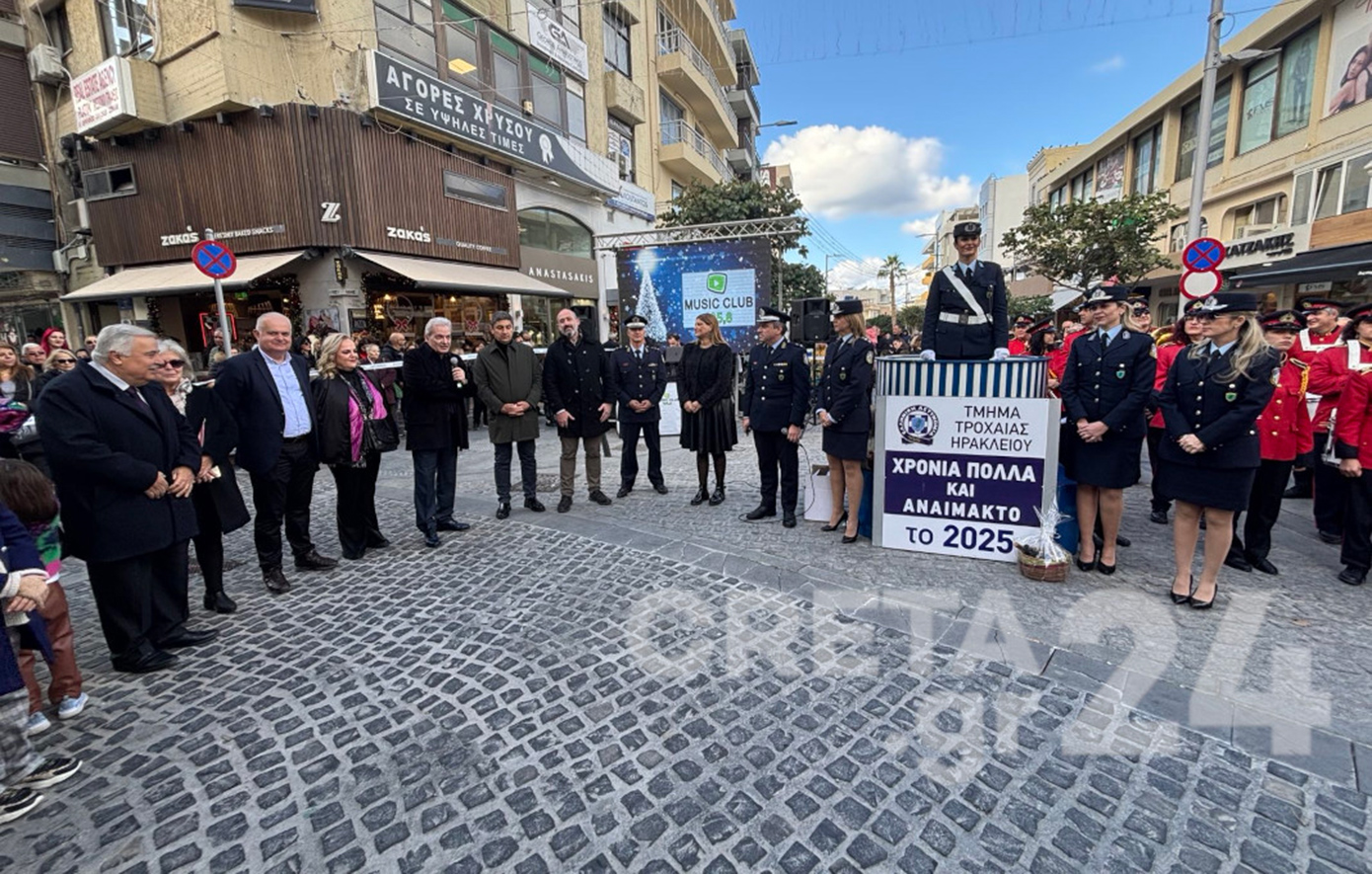 Στήθηκε και φέτος στο κέντρο του Ηρακλείου Κρήτης η «βαρέλα» – Πλήθος κόσμου παρακολούθησε το έθιμο του τροχονόμου