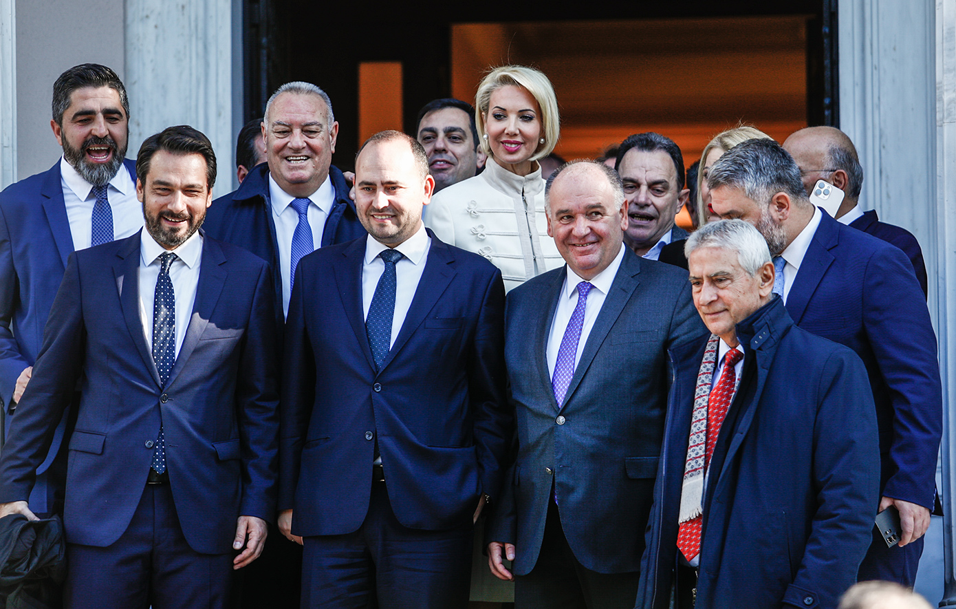 Χαλαρό κλίμα, ευχές και selfies στη συνάντηση Μητσοτάκη με τους βουλευτές της Νέας Δημοκρατίας Χαλαρό κλίμα, ευχές και selfies στη συνάντηση Μητσοτάκη με τους βουλευτές της Νέας Δημοκρατίας