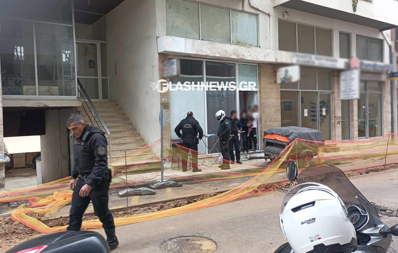 Οι γείτονες άκουσαν τα παιδιά της οικογένειας να φωνάζουν πανικόβλητα και κάλεσαν την Αστυνομία