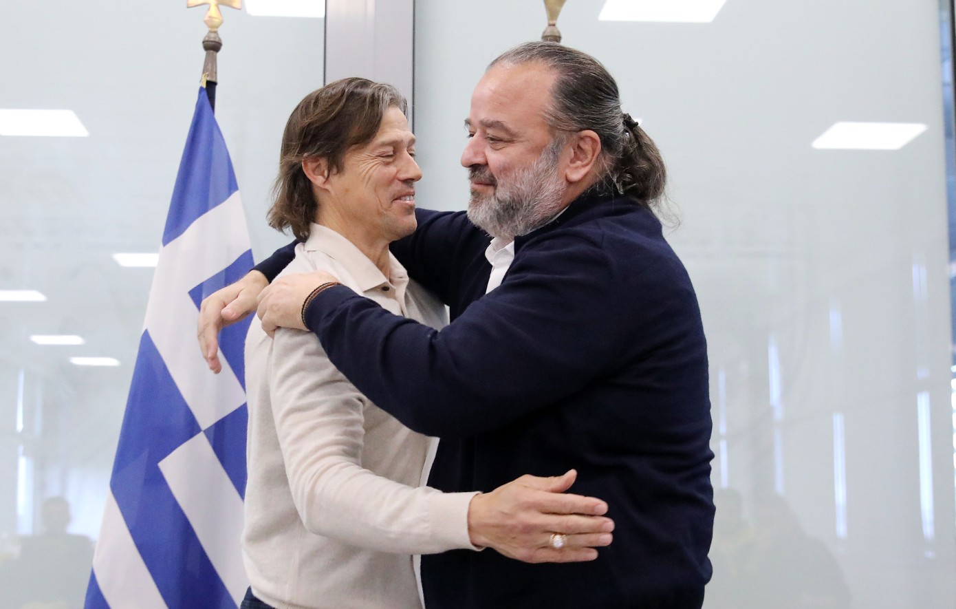 Συνεχίζουν μαζί ΑΕΚ και Αλμέιδα – «Το γυαλί δεν ράγισε, είναι αλεξίσφαιρο» είπε ο Ηλιόπουλος