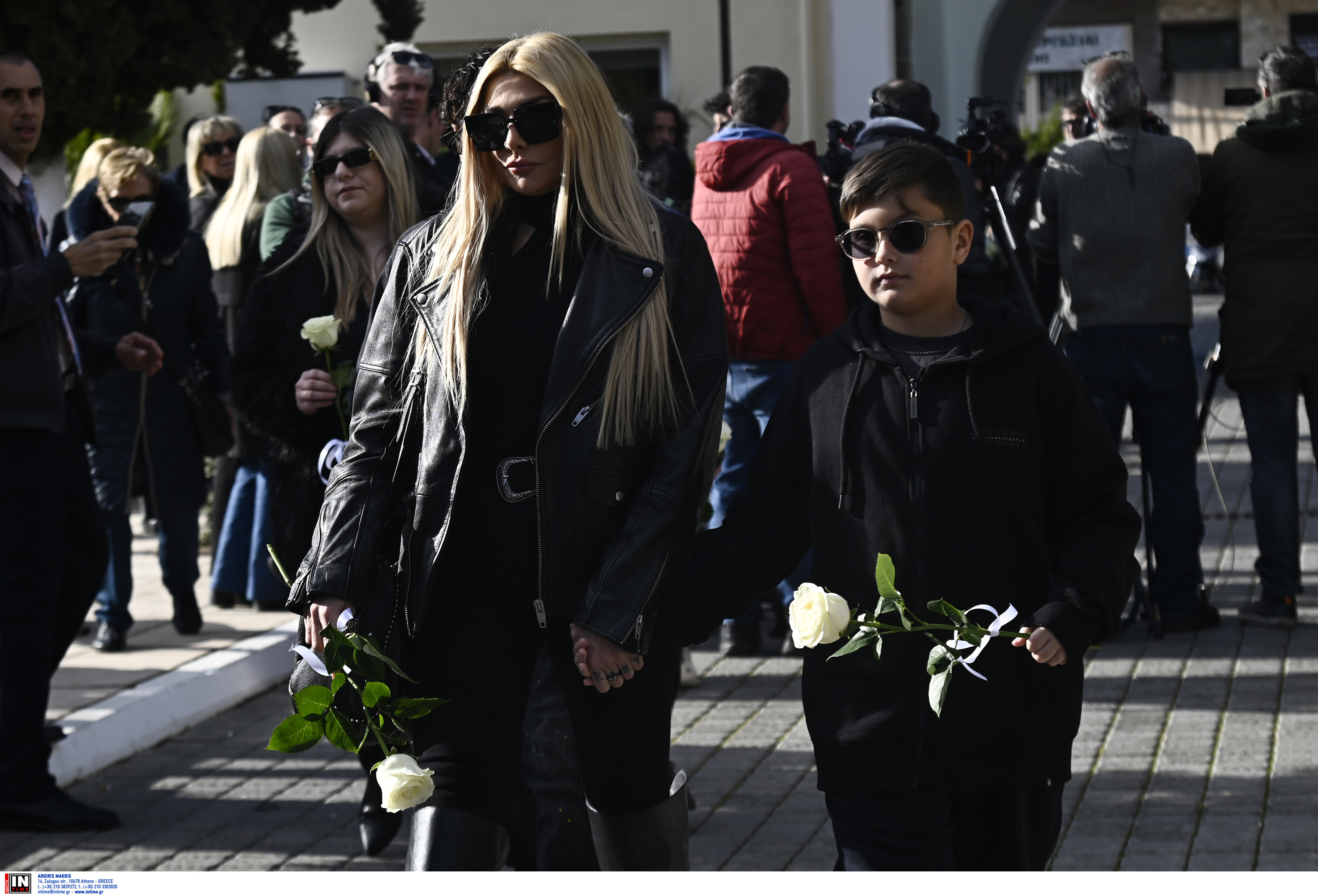 Συγκινημένη η Αγγελική Ηλιάδη στην κηδεία της Καίτης Γκρέυ – «Είναι δύσκολες οι στιγμές αυτές»