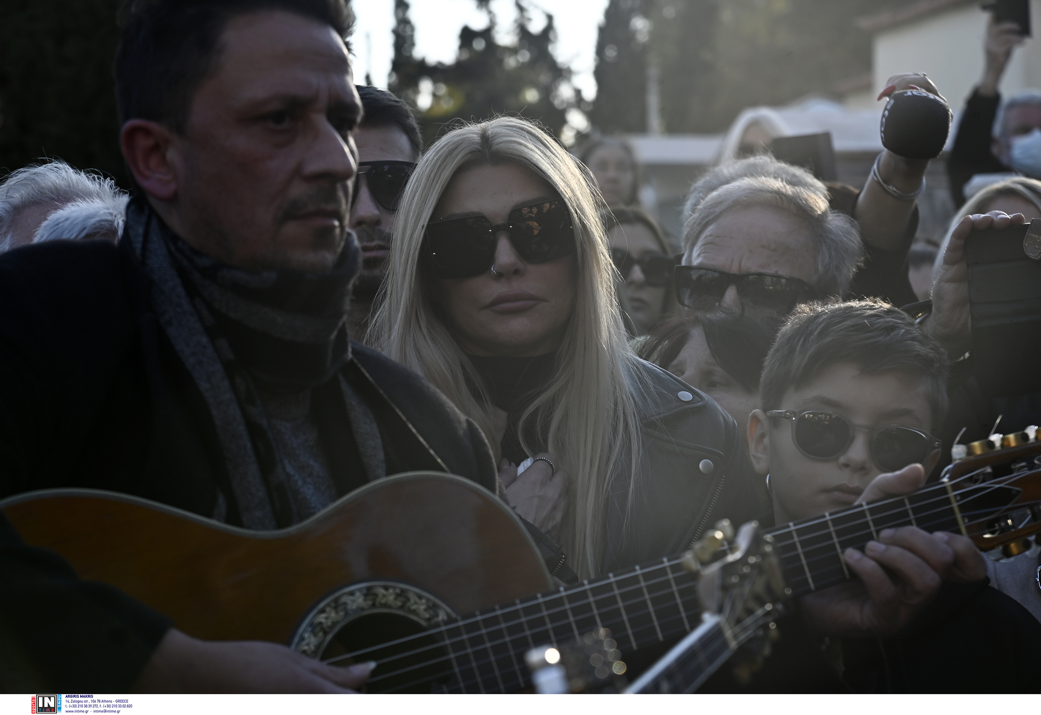 Συγκίνηση στο τελευταίο «αντίο» στην Καίτη Γκρέυ – Την αποχαιρέτησαν τραγουδώντας το «Βουνό»