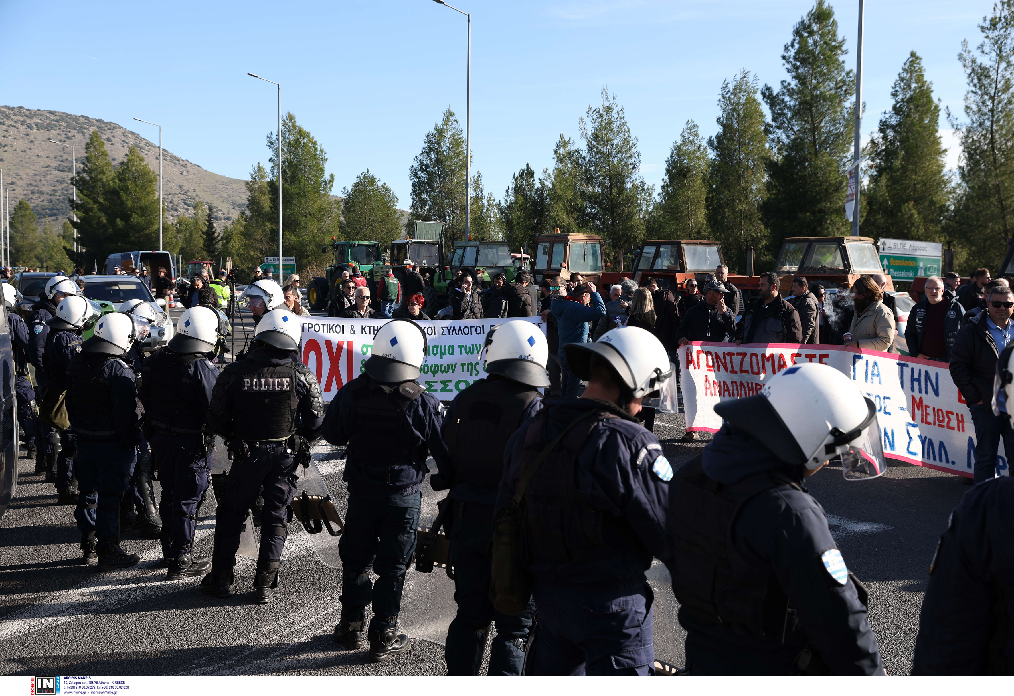 Τραυματίστηκε αστυνομικός, λέει η ΕΛ.ΑΣ., για τα επεισόδια με αγρότες στον Ε-65 στη Θεσσαλία