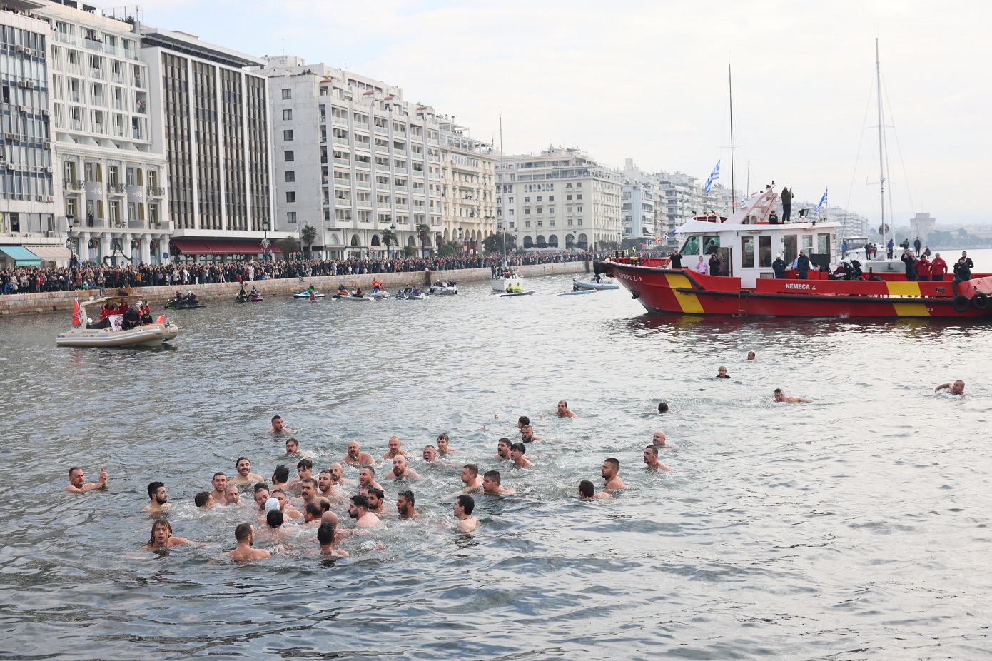 «Παρεξήγηση» στη Θεσσαλονίκη με τους βουτηχτές – Είχαν συνεννοηθεί να πιάσει τον Σταυρό ένας 11χρονος, αλλά…