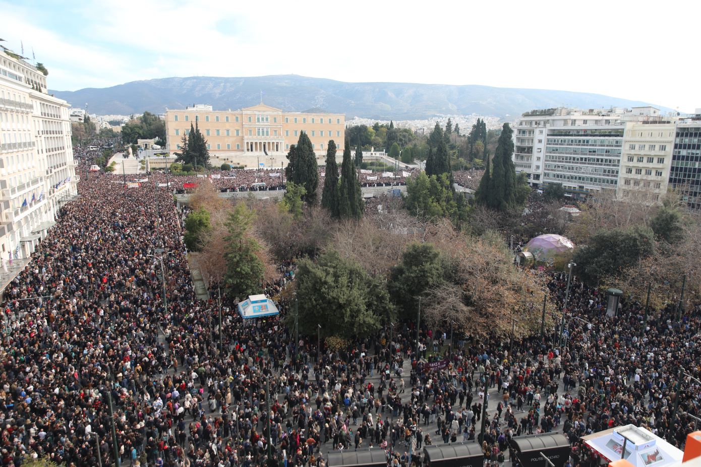 «Δεν έχω οξυγόνο»: Κοσμοσυρροή σε Σύνταγμα, Θεσσαλονίκη και άλλες πόλεις – Χιλιάδες ζητούν δικαιοσύνη για την τραγωδία των Τεμπών