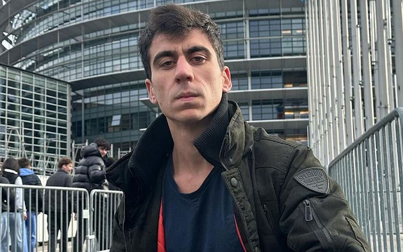 Φειδίας Παναγιώτου: Με κλειστό το Ευρωπαϊκό Κοινοβούλιο πρόλαβε και έκανε πρόταση γάμου και πήρε συνέντευξη από τη μάνα του