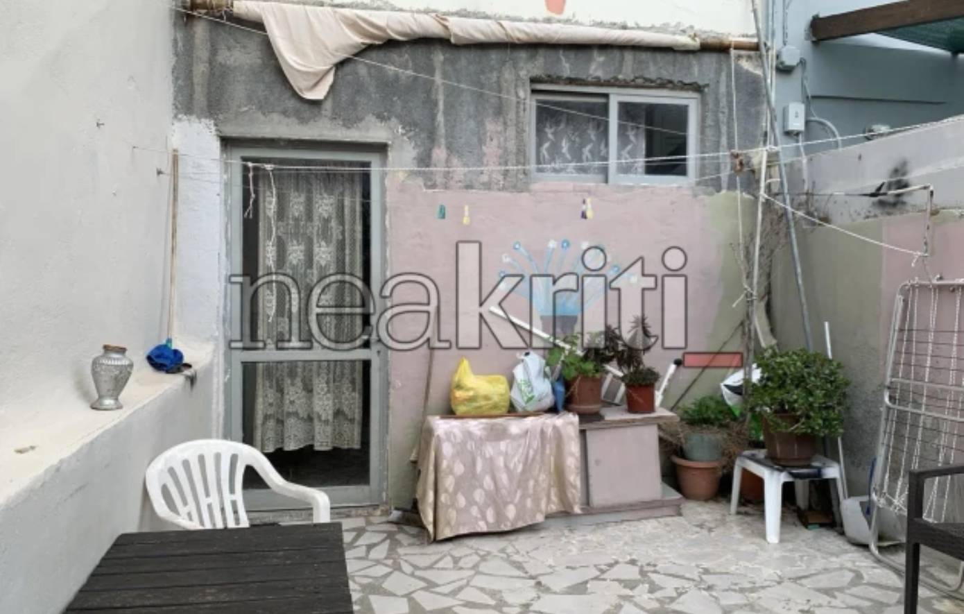 Σε αυτό το σπίτι βίωνε την απόλυτη φρίκη ο 3χρονος στο Ηράκλειο – Βρέθηκαν όπλα, ρόπαλο και σπασμένη κούνια