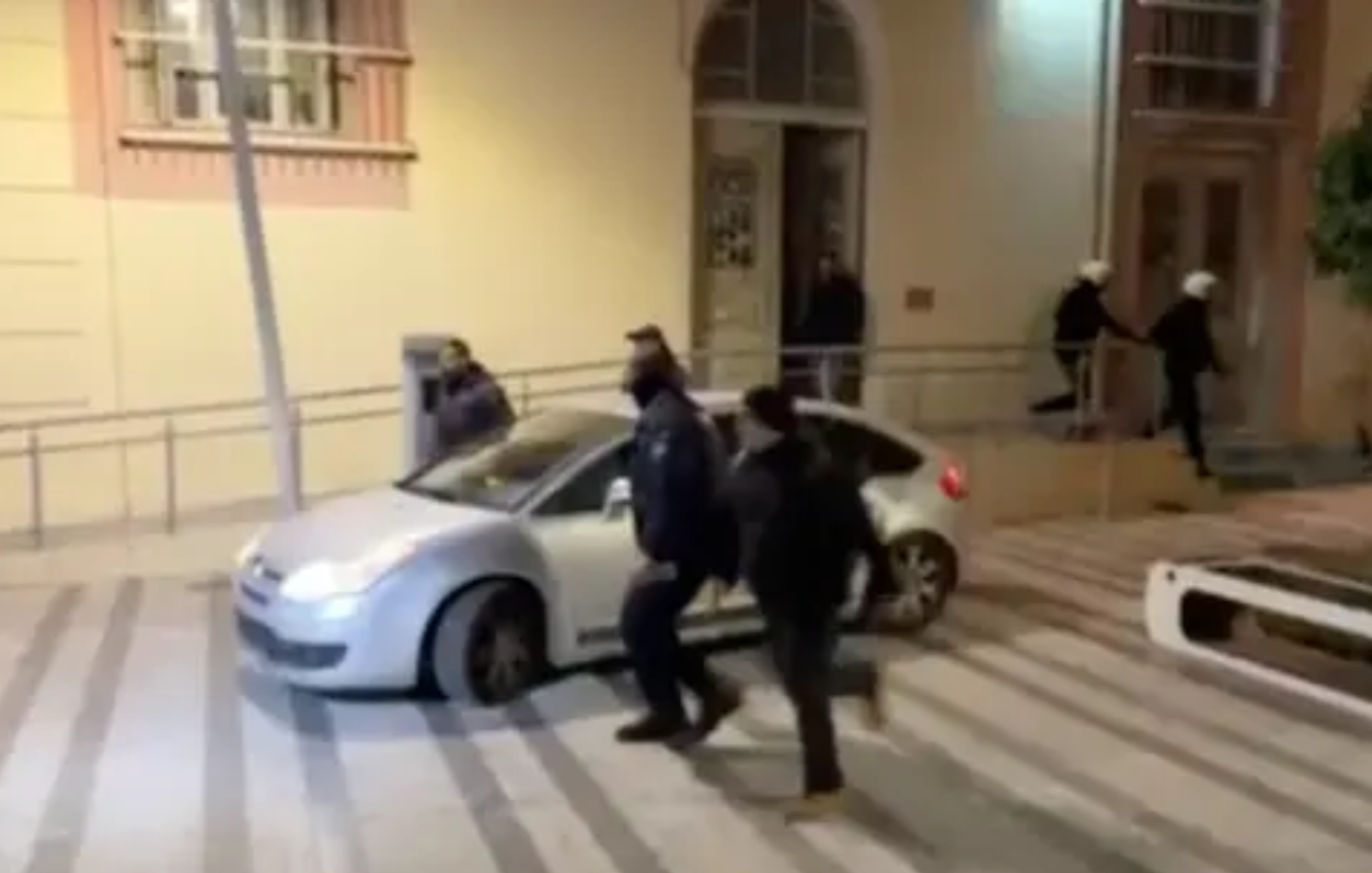 Η στιγμή που φυγαδεύουν το ζευγάρι που κακοποίησε το 3χρονο στην Κρήτη &#8211; «Ντύθηκαν» αστυνομικοί για να γλιτώσουν το λιντσάρισμα