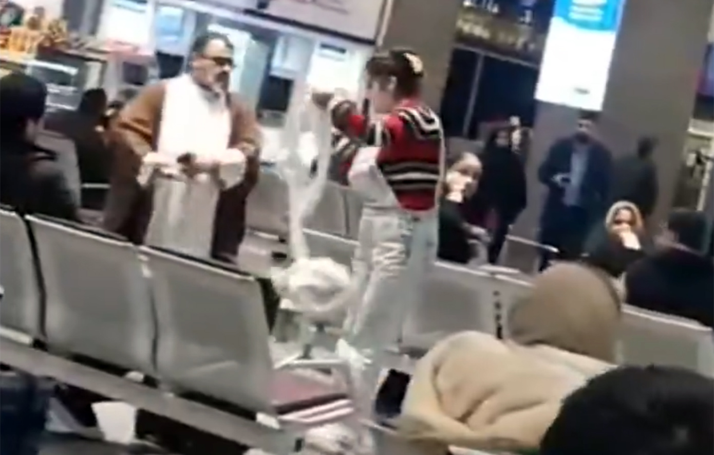 Ιρανή αρπάζει το τουρμπάνι κληρικού που την έβρισε για το χιτζάμπ – Δείτε βίντεο από το αεροδρόμιο της Τεχεράνης