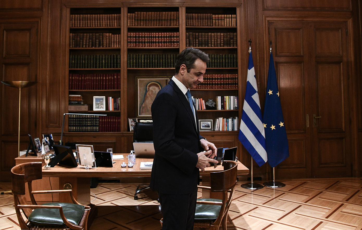 Μηνύματα της κυβέρνησης στους «ανοιχτοχέρηδες» γαλάζιους – Στο υπουργείο Εργασίας ο Μητσοτάκης για την πρεμιέρα του νέου κατώτατου μισθού